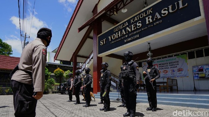 Polisi Sterilisasi Gereja di Wonogiri Polres Wonogiri melakukan sterilisasi di sejumlah gereja. Salah satunya di Gereja Katolik St Yohanes Rasul. Berikut foto-fotonya.