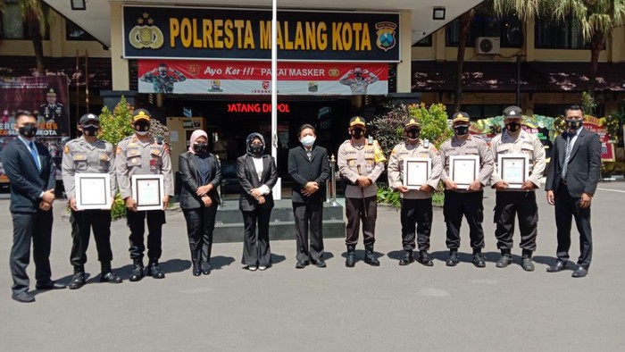 Lembaga Kajian Strategis Kepolisian Indonesia (LEMKAPI) memberikan penghargaan kepada Tim Pemulasaran Jenazah COVID-19 Polresta Malang Kota. Penghargaan diberikan karena dinilai sukses menjalankan dan membantu program penanganan COVID-19 di Kota Malang.