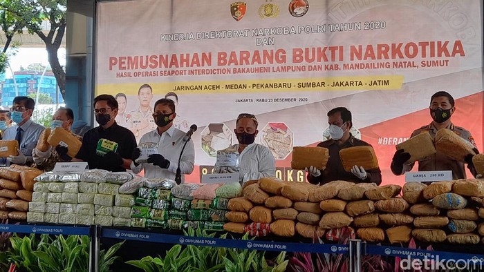 Polri musnahkan barang bukti narkoba.