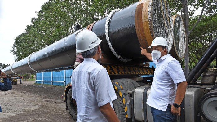 PT KS EKSPOR PIPA BAJA KE AUSTRALIA Direktur Utama PT Krakatau Steel (Persero) Tbk Silmy Karim (kanan) berfoto dengan Dirut PT KHI Pipe Industries Utomo Nugroho (kiri) saat acara seremoni Completion Shipment Ekspor Pipa Baja ke Australia, di Cilegon, Banten, Rabu (23/12/2020). PT KS melalui anak perusahaanya PT KHI Pipe Industries mengekspor 4.370 ton pipa baja berdiameter 1.500 mm, tebal 25 mm dan panjang 50 meter senilai 3,8 juta US dolar untuk pipa pancang konstruksi Dermaga HMAS Coonnowarra yang merupakan pangkalan militer AL Australia di Darwin. ANTARA FOTO/Asep Fathulrahman/foc.