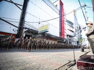 Petugas Gabungan Diterujunkan Pelototi Prokes Saat Nataru di Bandung