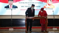 Tri Rismaharini dan Muhadjir Effendy menandatangani berita acara serah terima jabatan Menteri Sosial.