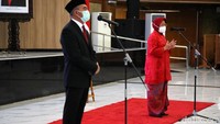 Risma hadir dengan mengenakan kebaya berwarna merah, sedangkan Muhadjir mengenakan setelan jas hitam.