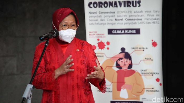 Tri Rismaharini resmi menjadi Menteri Sosial usai serah-terima jabatan dari Muhadjir Effendy, yang didapuk menjadi menteri ad interim. Saat sertijab itu, Risma tampak anggun mengenakan kebaya berwarna merah.