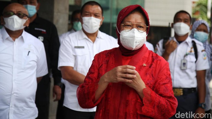 Tri Rismaharini resmi menjadi Menteri Sosial usai serah-terima jabatan dari Muhadjir Effendy, yang didapuk menjadi menteri ad interim. Saat sertijab itu, Risma tampak anggun mengenakan kebaya berwarna merah.