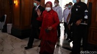 Risma melambaikan tangannya saat tiba di Kemensos.