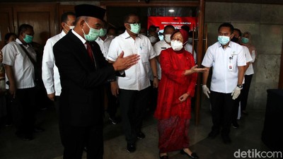 Risma Berkebaya Merah di Sertijab Menteri Sosial