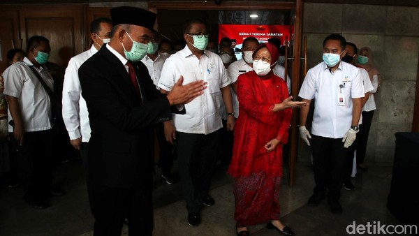 Risma Berkebaya Merah di Sertijab Menteri Sosial