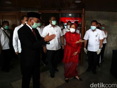 Risma Berkebaya Merah di Sertijab Menteri Sosial