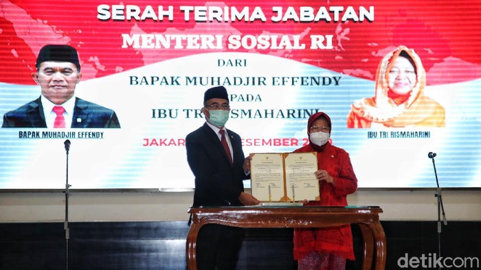 Risma Berkebaya Merah di Sertijab Menteri Sosial Tri Rismaharini resmi menjadi Menteri Sosial usai serah-terima jabatan dari Muhadjir Effendy, yang didapuk menjadi menteri ad interim. Saat sertijab itu, Risma tampak anggun mengenakan kebaya berwarna merah.