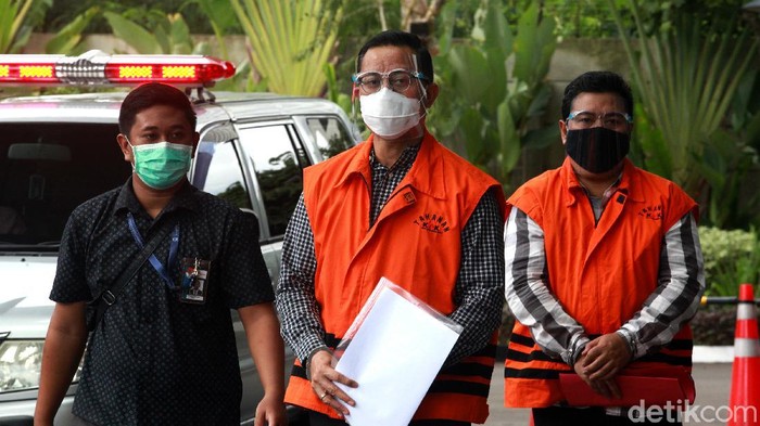 Mantan Menteri Sosial (Mensos) Juliari Peter Batubara mendatangi KPK. Juliari akan menjalani pemeriksaan perdana kasus dugaan suap bantuan sosial (bansos) Corona.