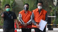 Dia turun dari mobil tahanan membawa selembar kertas dokumen. Juliari tak berkomentar apa pun saat masuk ke gedung KPK.