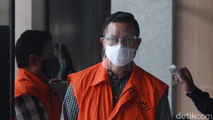 Mantan Menteri Sosial (Mensos) Juliari Peter Batubara mendatangi KPK. Juliari akan menjalani pemeriksaan perdana kasus dugaan suap bantuan sosial (bansos) Corona.