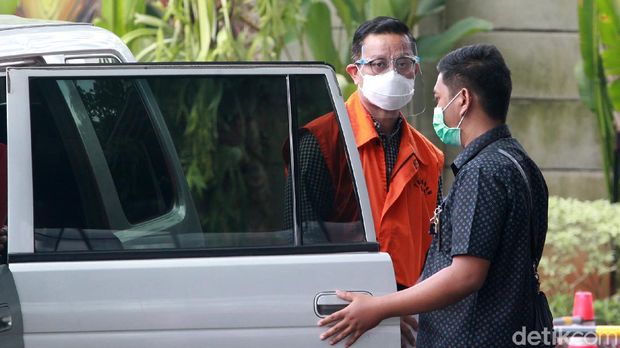 Mantan Menteri Sosial (Mensos) Juliari Peter Batubara mendatangi KPK. Juliari akan menjalani pemeriksaan perdana kasus dugaan suap bantuan sosial (bansos) Corona.