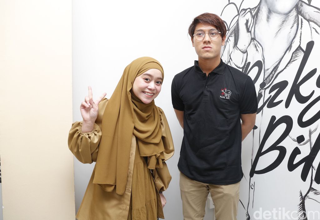 Artis Rizky Billar bersama Lesty Kejora saat ditemui dikawasan Kemang, Jakarta, Selasa, (22/12/2020).