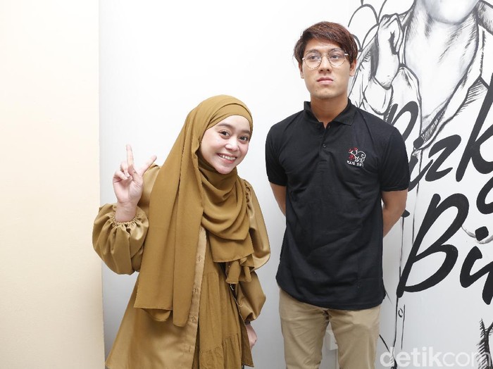 Artis Rizky Billar bersama Lesty Kejora saat ditemui dikawasan Kemang, Jakarta, Selasa, (22/12/2020).