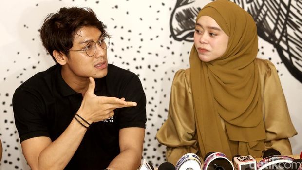 Artis Rizky Billar bersama Lesty Kejora saat ditemui dikawasan Kemang, Jakarta, Selasa, (22/12/2020).