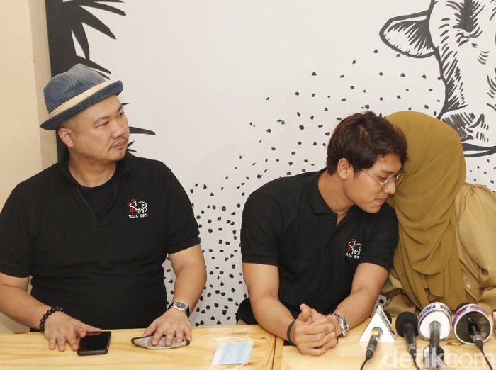 Artis Rizky Billar bersama Lesty Kejora saat ditemui dikawasan Kemang, Jakarta, Selasa, (22/12/2020).