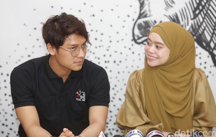 Artis Rizky Billar bersama Lesty Kejora saat ditemui dikawasan Kemang, Jakarta, Selasa, (22/12/2020).