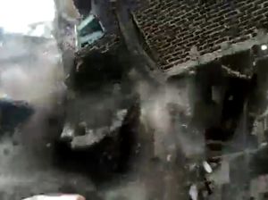 TIga Rumah Warga di Bandung Roboh Tergerus Arus Sungai
