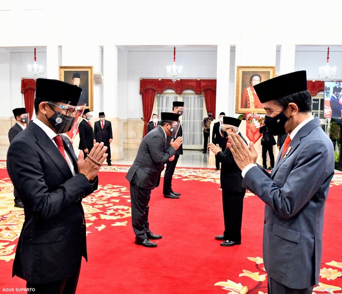 Sandiaga Uno bertasbih saat momen pelantikannya menjadi Menparekraf. (HO/Agus Suparto/Setpres)
