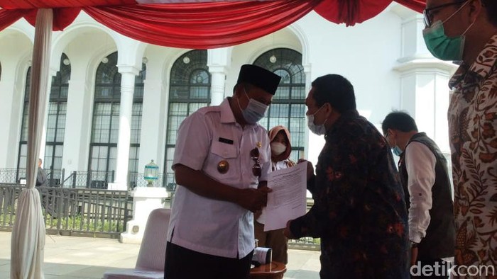Sejumlah orang dari KPK Jabar temui Wagub Jabar Uu Ruzhanul Ulum.