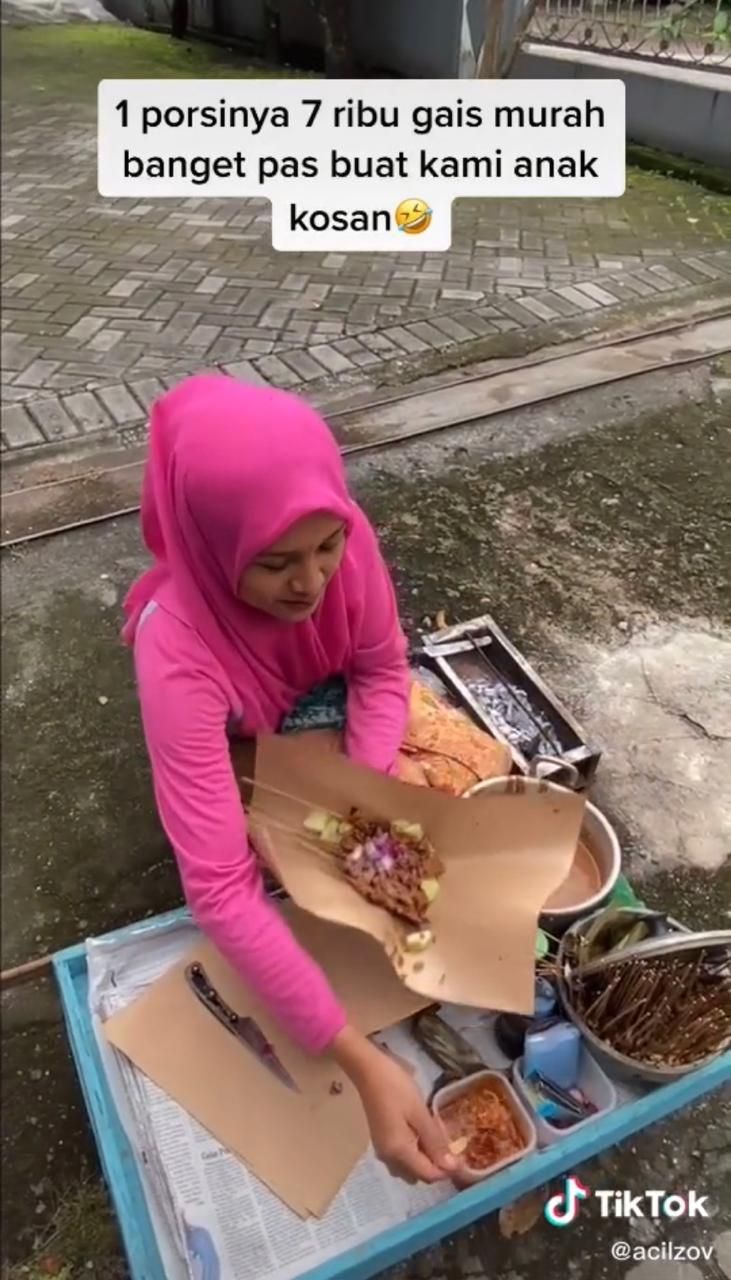 Senyum Manis Olivia, Penjual Sate di Pinggir Jalan Bikin Pembeli Kesengsem
