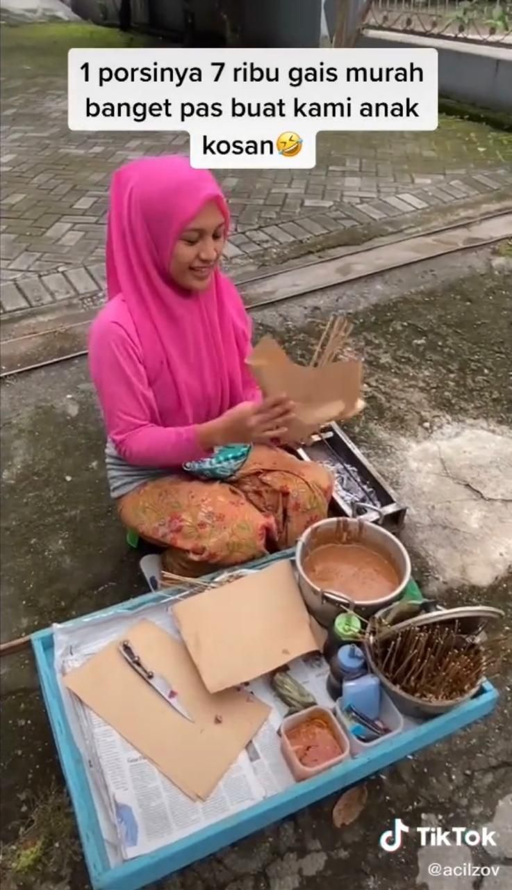 Senyum Manis Olivia, Penjual Sate di Pinggir Jalan Bikin Pembeli Kesengsem