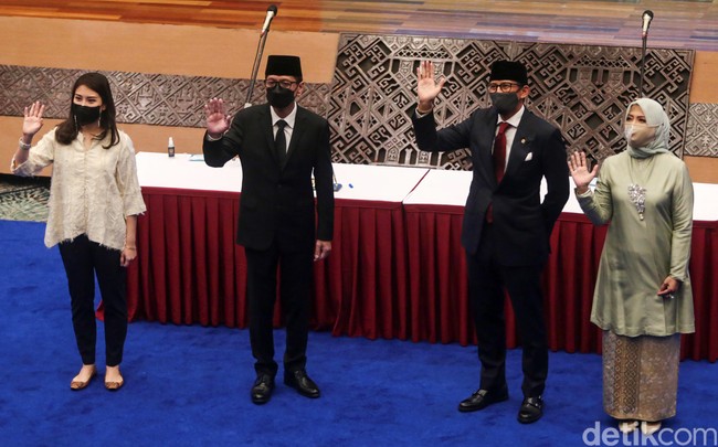 Wanita bernama lengkap Noor Asiah Abdul Aziz ini, tampil segar dan feminin dengan menggunakan hijab warna celery green. Gaya hijabnya pun mudah diaplikasikan. Cukup hanya dengan satu jarum pentul dan dililit rapi ke belakang. Bahan hijab yang dipilih Mpok Nur adalah pollycotton, yang mempunyai karakter bahan tipis dan namun tidak menerawang. Mpok Nur juga menggunakan masker kain warna mocca agar tetap menaati protokol kesehatan. Foto: Grandyos Zafna.