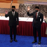 Wanita bernama lengkap Noor Asiah Abdul Aziz ini, tampil segar dan feminin dengan menggunakan hijab warna celery green. Gaya hijabnya pun mudah diaplikasikan. Cukup hanya dengan satu jarum pentul dan dililit rapi ke belakang. Bahan hijab yang dipilih Mpok Nur adalah pollycotton, yang mempunyai karakter bahan tipis dan namun tidak menerawang. Mpok Nur juga menggunakan masker kain warna mocca agar tetap menaati protokol kesehatan. Foto: Grandyos Zafna.