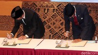 Wishnutama dan Sandiaga menandatangani berita acara serah terima jabatan Menteri Pariwisata dan Ekonomi Kreatif (Menparekraf).