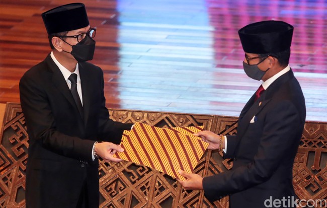 Menteri Pariwisata dan Ekonomi Kreatif (Menparekraf) periode 2019-2020 Wishnutama Kusubandio telah menyerahkan jabatannya kepada Sandiaga Salahudin Uno pada Rabu (23/12/2020) di Balairung Susilo Sudarman, Kementerian Pariwisata dan Ekonomi Kreatif, Jakarta. Tampak Nur Asia Uno mendampingi suaminya Sandiaga Uno dalam serah terima jabatan tersebut. Foto: Grandyos Zafna. Foto: Grandyos Zafna.