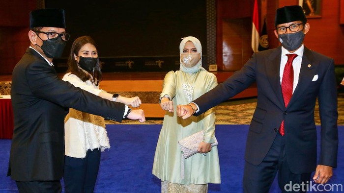 Sertijab Menteri Pariwisata dan Ekonomi Kreatif Sertijab Menteri Pariwisata dan Ekonomi Kreatif dari Wishnutama Subandio ke Sandiaga Uno berlangsung di Kementerian Pariwisata dan Ekonomi Kreatif, Jakarta, Rabu (23/12/2020). Sandiaga Uno resmi menjadi Menteri Pariwisata dan Ekonomi Kreatif setelah dilantik oleh Presiden RI Joko Widodo pagi ini di Istana Negara.