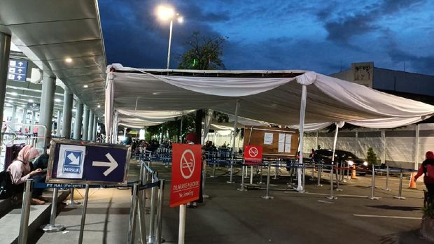 Tak terlihat lagi antrean calon penumpang yang ingin melakukan rapid test antigen, Stasiun Senen, Jakarta, Rabu (23/12/2020).