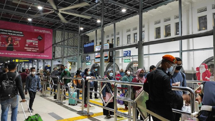 Calon penumpang antre di pintu masuk keberangkatan, Stasiun Senen, Jakarta, Rabu (23/12/2020).