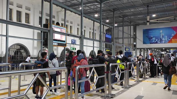 Calon penumpang antre di pintu masuk keberangkatan, Stasiun Senen, Jakarta, Rabu (23/12/2020).