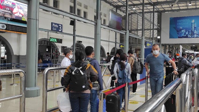 Suasana Stasiun Pasar Senen jelang libur Natal 2020.