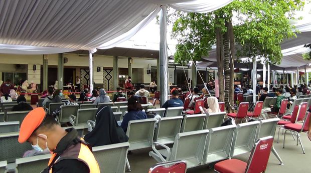 Suasana Stasiun Pasar Senen jelang libur Natal 2020.