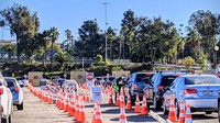 Tampak antrean mobil yang mengular panjang di lokasi. Semua warga yang hendak melakukan tes harus tetap berada di dalam mobil dan tidak boleh keluar. Foto: Rengganis Pambudi