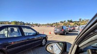 Banyak sekali warga LA yang berbondong-bondong datang ke lokasi tes COVID-19 gratis di Dodger Stadion. Sebelum datang ke lokasi, warga diwajibkan membuat janji terlebih dahulu setidaknya dua hari sebelumnya lantaran antrean yang sangat banyak. Foto: Rengganis Pambudi