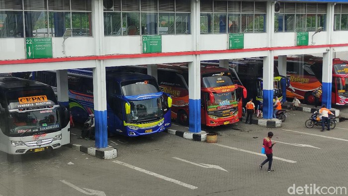 Menjelang libur Natal dan tahun baru (Nataru), Terminal Purabaya di Bungurasih masih lengang. Belum ada lonjakan penumpang.