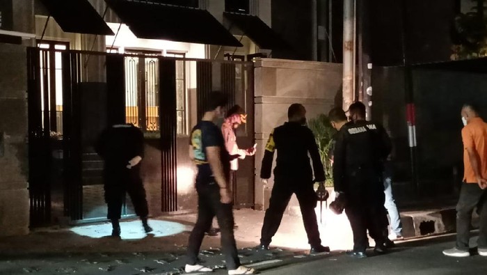 Tim Gegana cek ledakan diduga petasan di depan kantor KAMI