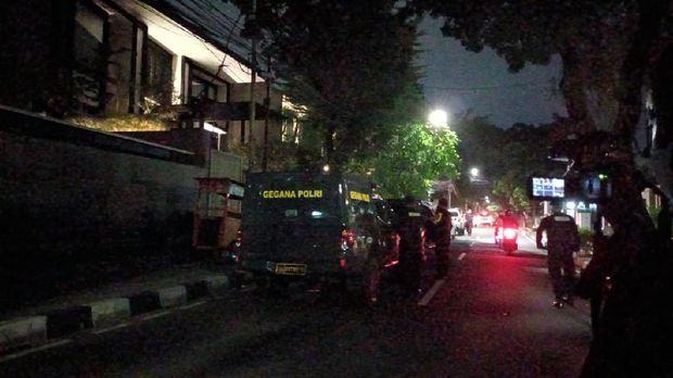 Tim Gegana cek ledakan diduga petasan di depan kantor KAMI