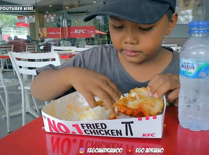 Keren! 5 Kisah Orang yang Hobi Traktir Makan Bocah Pemulung