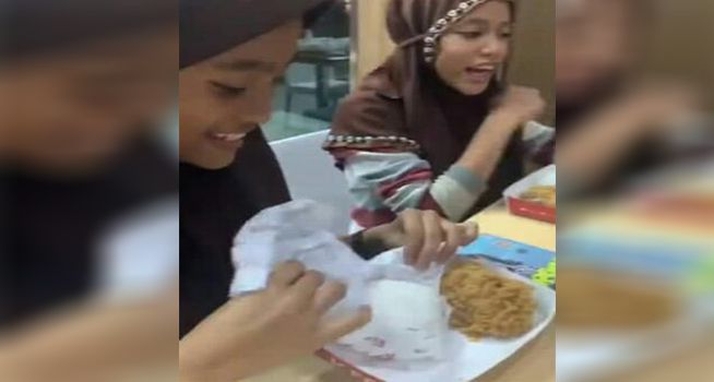 Keren! 5 Kisah Orang yang Hobi Traktir Makan Bocah Pemulung