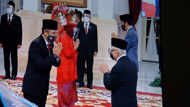 Dilantik sebagai Menteri Sosial, Rabu (23/12/2020), Tri Rismaharini muncul dengan kebaya merah yang dipadukan dengan kain batik senada. Hijabnya pun serba merah, warna yang identik dengan PDIP. Tampaknya, ia ingin menegaskan dirinya sebagai wakil dari PDIP (Partai Demokrasi Indonesia Perjuangan). Ia menggantikan Juliari Batubara yang sebelumnya terkena operasi tangkap tangan (OTT) KPK terkait dugaan suap bantuan sosial COVID-19. Juliari juga anggota PDIP. (Foto: Andhika/detikcom)