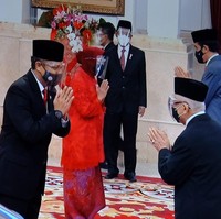Dilantik sebagai Menteri Sosial, Rabu (23/12/2020), Tri Rismaharini muncul dengan kebaya merah yang dipadukan dengan kain batik senada. Hijabnya pun serba merah, warna yang identik dengan PDIP. Tampaknya, ia ingin menegaskan dirinya sebagai wakil dari PDIP (Partai Demokrasi Indonesia Perjuangan). Ia menggantikan Juliari Batubara yang sebelumnya terkena operasi tangkap tangan (OTT) KPK terkait dugaan suap bantuan sosial COVID-19. Juliari juga anggota PDIP. (Foto: Andhika/detikcom)