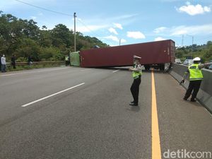 Truk Kontainer Terguling Menutup Jalan Tol Cipularang Purwakarta