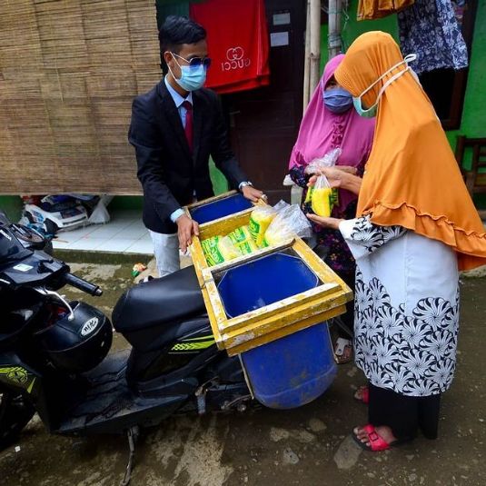 Tukang Tahu Necis, Pakai Setelan Jas Rapi
