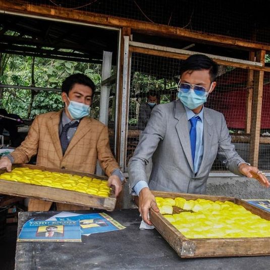 Tukang Tahu Necis, Pakai Setelan Jas Rapi